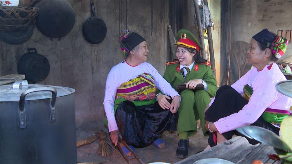 Đại úy Cao Thị Thủy thường xuyên bám sát cơ sở, gần gũi, nắm bắt tâm tư, nguyện vọng của người dân.