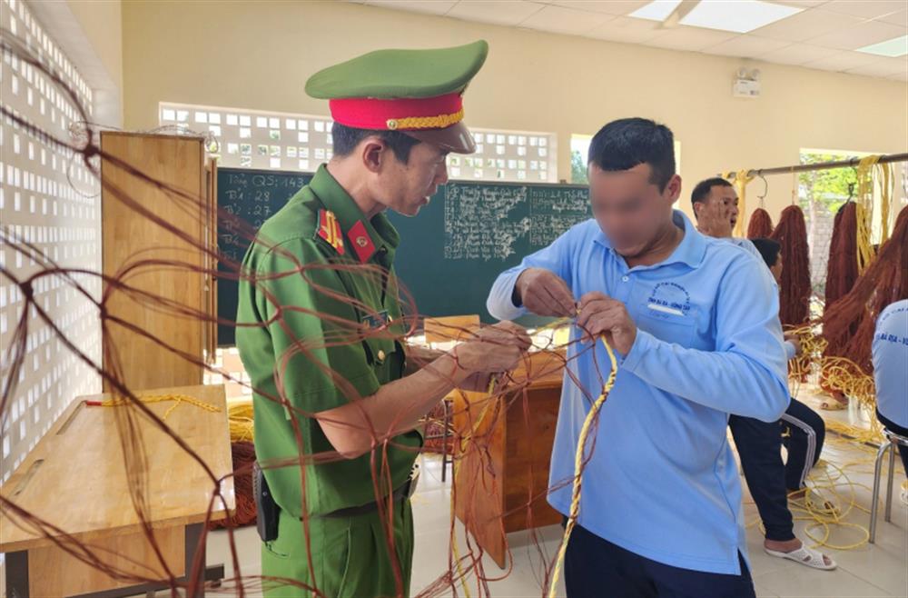 Trung tá Trần Huy Hải, Trưởng Cơ sở Cai nghiện ma túy tỉnh hướng dẫn học viên lao động, đào tạo nghề.