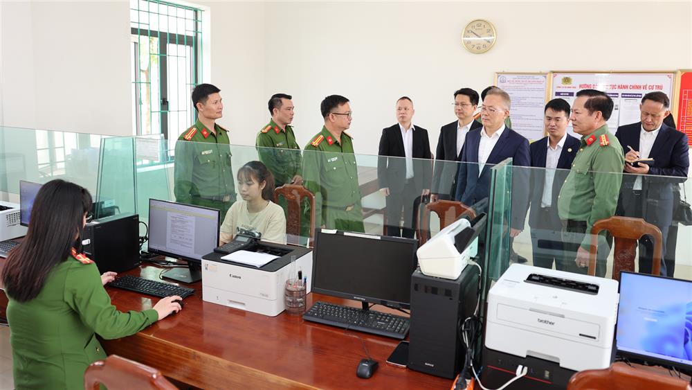 Đoàn đại biểu Công an tỉnh Thiểm Tây tới tham quan thực tế tại Công an phường Ninh Phúc.