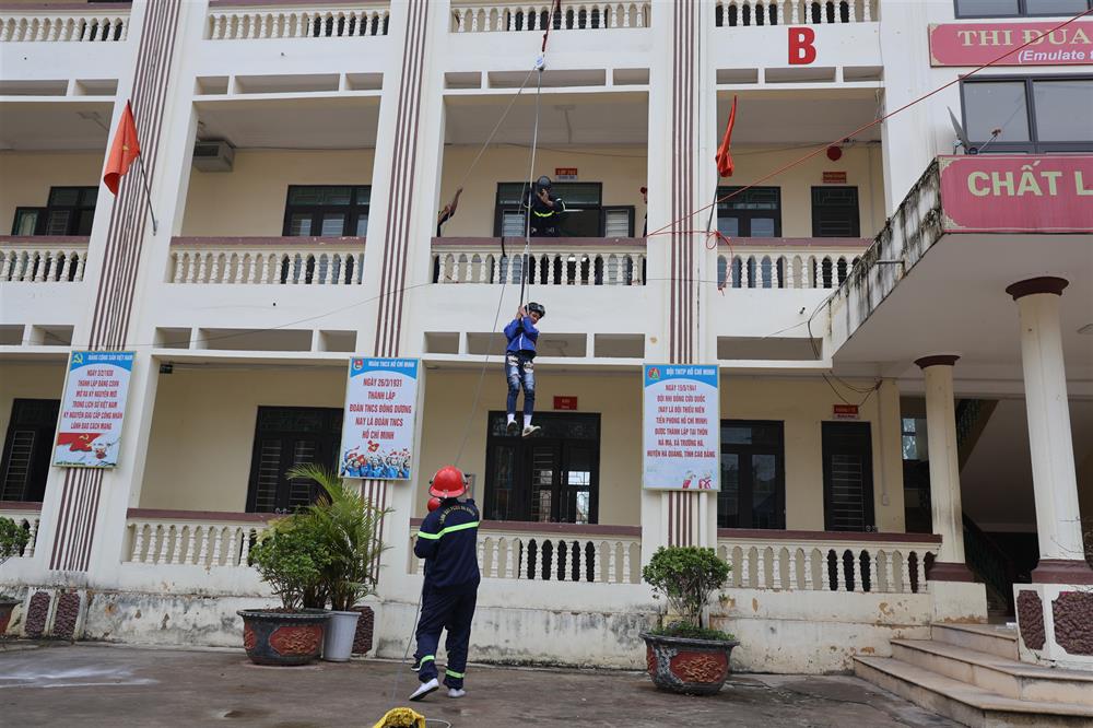 chương trình “Chúng em làm lính cứu hỏa” năm 2025 tại trường THCS thị trấn Nhã Nam, huyện Tân Yên.