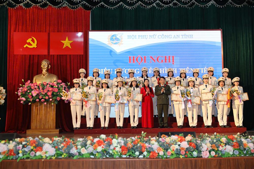 Các tập thể, cá nhân được khen thưởng trong dịp này.