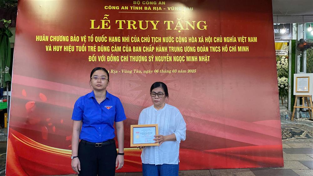 Thừa ủy quyền, đồng chí Hồ Thị Ánh Tuyết, Bí thư Tỉnh đoàn trao Huy hiệu“Tuổi trẻ dũng cảm” truy tặng Thượng sỹ Nguyễn Ngọc Minh Nhật.
