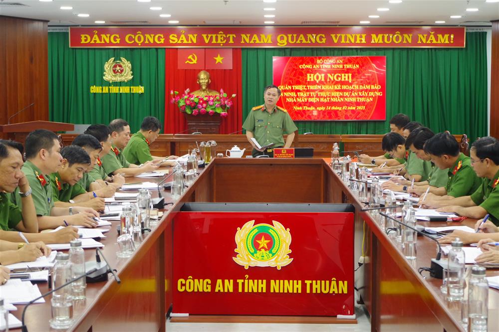 Đại tá Huỳnh Tấn Hạnh, Giám đốc Công an tỉnh chủ trì hội nghị.
