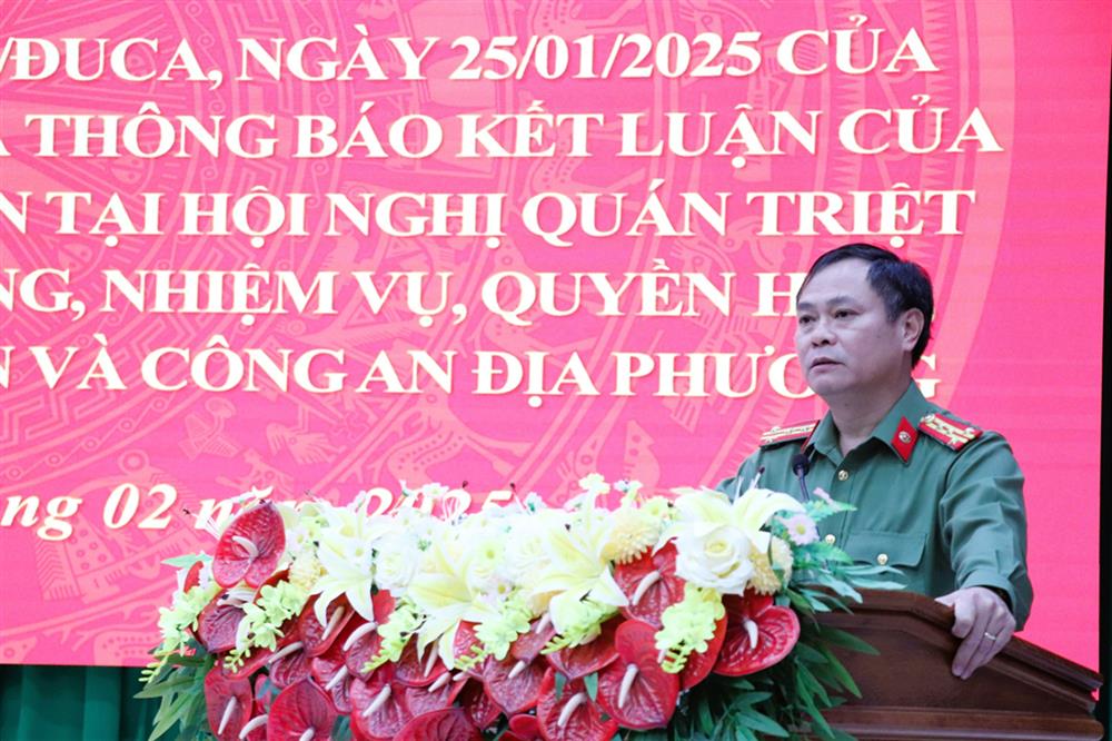 Đại tá Huỳnh Tấn Hạnh - Giám đốc Công an tỉnh thông báo kết luận của đồng chí Bộ trưởng Bộ Công an tại Hội nghị quán triệt, triển khai thực hiện chức năng, nhiệm vụ, quyền hạn cơ cấu tổ chức của Bộ Công an và Công an địa phương.