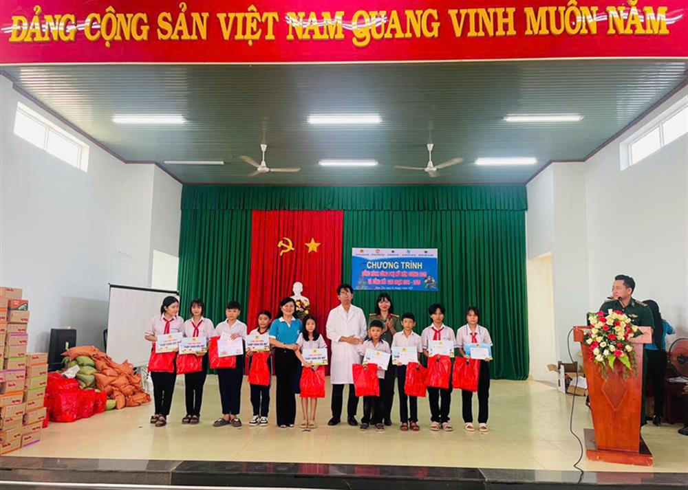 Ban Phụ nữ Công an tỉnh tặng học bổng cho các em học sinh vượt khó.