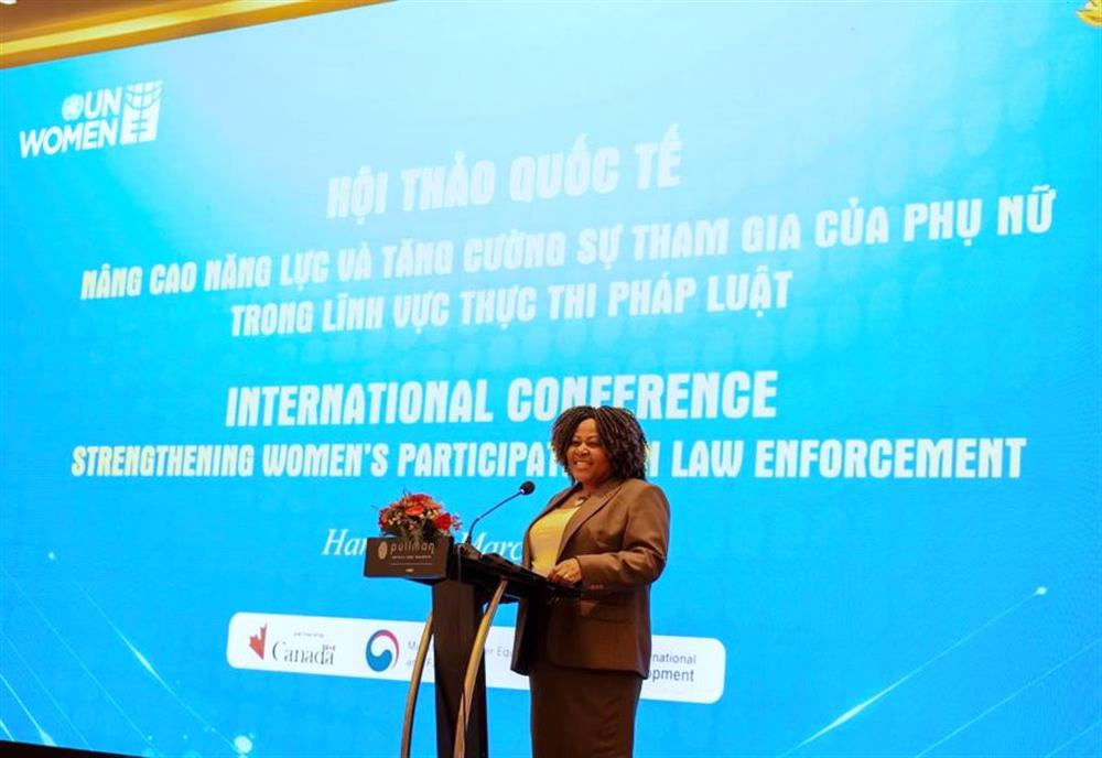 bà Caroline Nyamayemombe, Trưởng Đại diện Cơ quan LHQ về bình đẳng giới và trao quyền cho phụ nữ tại Việt Nam phát biểu tại Hội thảo.