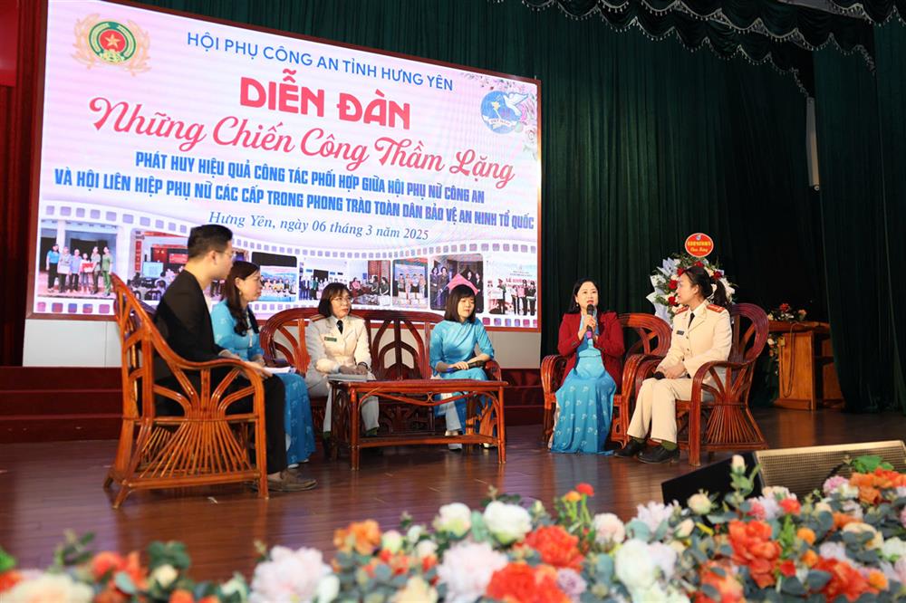 Các đại biểu giao lưu tại chương trình.