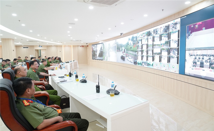 Chỉ huy các đơn vị quan sát camera tại Trung tâm Thông tin chỉ huy Công an TP
