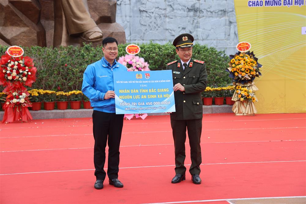 (Ảnh3) Trung tướng Nguyễn Ngọc Toàn – Cục trưởng Cục Công tác đảng và công tác chính trị (Bộ Công an) thay mặt cho đoàn công tác trao kinh phí hỗ trợ nhân dân tỉnh Bắc Giang