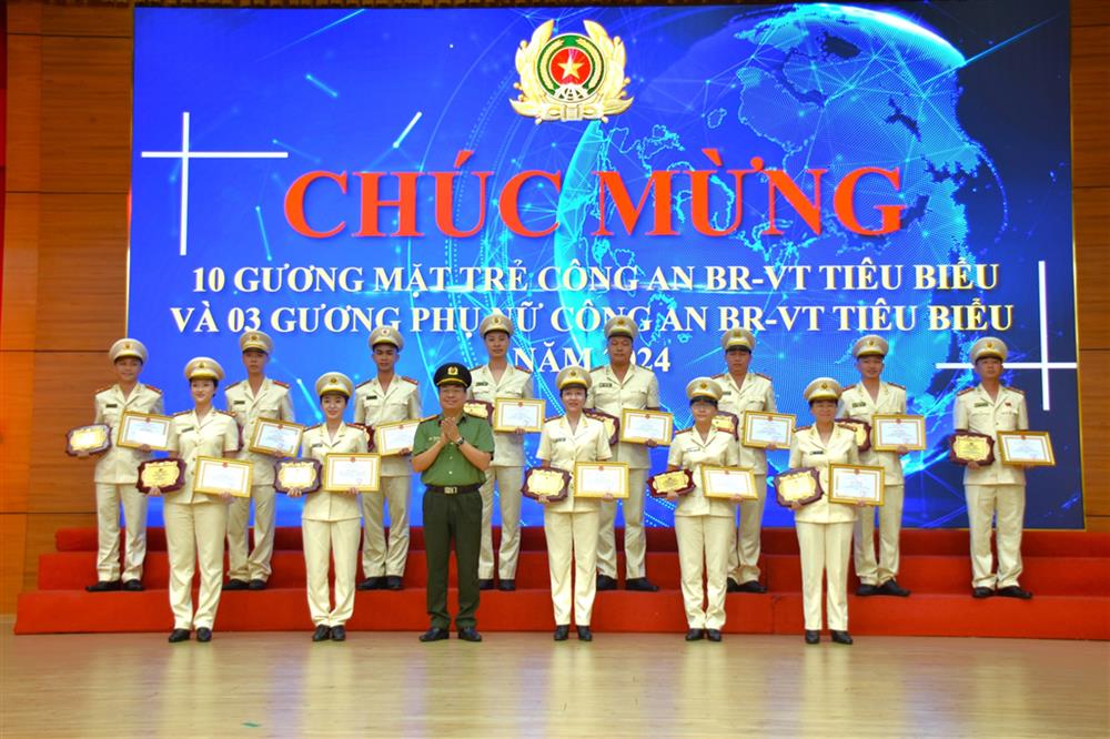 Đảng ủy, Ban Giám đốc Công an tỉnh trao tặng Giải thưởng “Gương mặt trẻ Công an tỉnh Bà Rịa - Vũng Tàu tiêu biểu" và Giải thưởng “Phụ nữ Công an Bà Rịa – Vũng Tàu tiêu biểu” năm 2024.