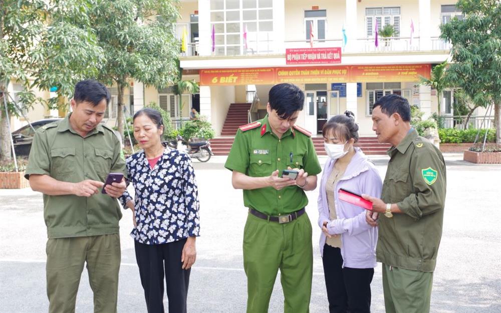 3. Công an xã Thanh Nguyên, Thanh Liêm (Hà Nam) hướng dẫn người dân tố giác tội phạm trên ứng dụng VNeID.