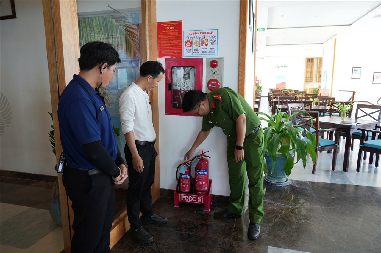 Nhắc nhở cơ sở dịch vụ du lịch chấp hành nghiêm quy định về phòng cháy chữa cháy.
