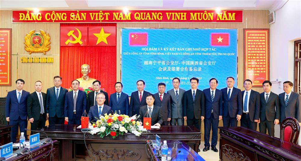 Đại tá Đinh Việt Dũng, Giám đốc Công an tỉnh Ninh Bình và đồng chí Đới Bân Bân, Phó Chủ tịch UBND tỉnh kiêm Giám đốc Công an tỉnh Thiểm Tây, Trung Quốc ký Bản ghi nhớ hợp tác giữa 2 đơn vị.