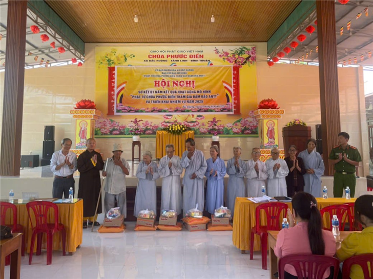 Hỗ trợ quà từ thiện cho nhiều hộ nghèo và cận nghèo, gia đình chính sách.