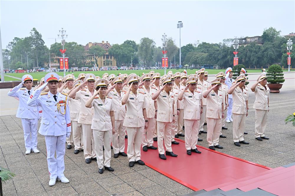 Đoàn Đại biểu Đảng ủy Công an Trung ương, Bộ Công an đặt vòng hoa, vào Lăng viếng Chủ tịch Hồ Chí Minh.