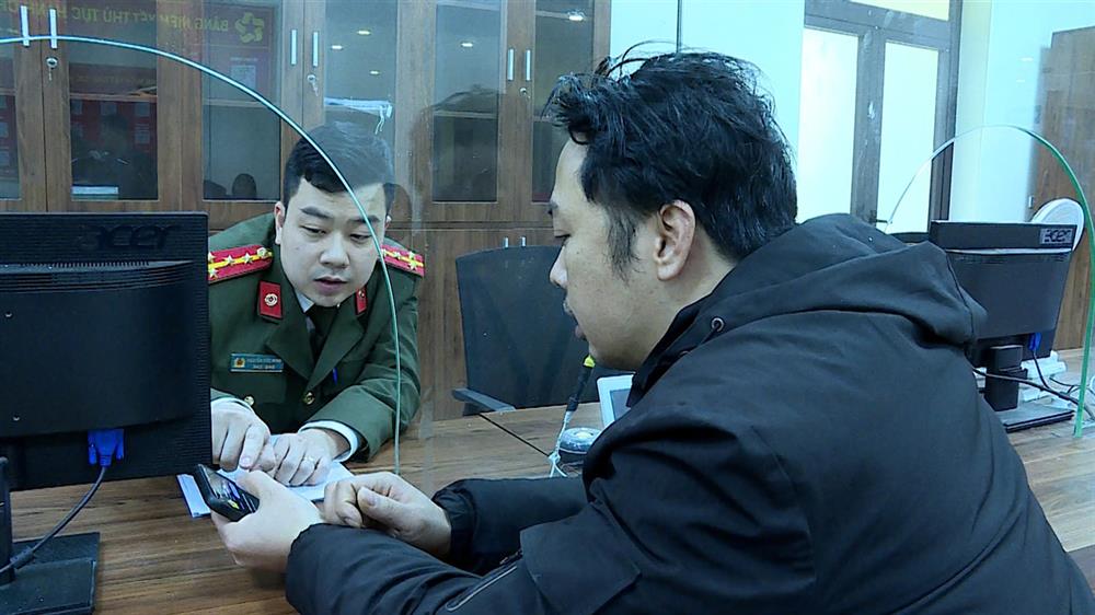 Cán bộ, chiến sỹ hướng dẫn người dân làm thủ tục cấp phiếu lý lịch tư pháp.