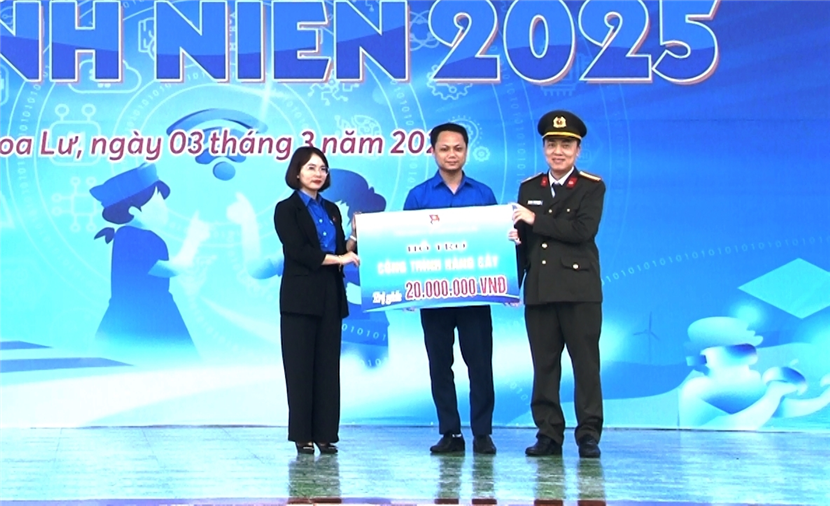 Thiếu tá Lã Hữu Hưng, Trưởng Ban Thanh niên Công an tỉnh và đồng chí Nguyễn Thị Minh Yến, Bí thư Thành đoàn Hoa Lư trao biểu trưng các công trình Tháng Thanh niên năm 2025 trên địa bàn thành phố Hoa Lư.