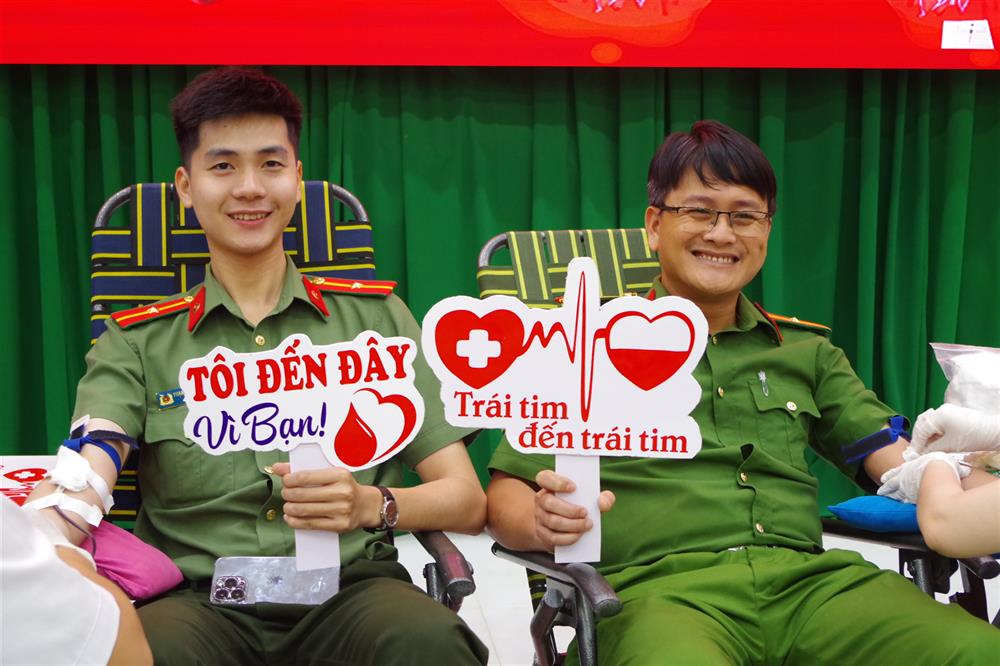 Một số hình ảnh cán bộ, chiến sĩ hăng hái tham gia hiến máu tình nguyện.