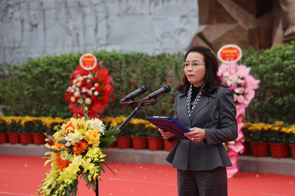 (Ảnh 5) Đồng chí Nguyễn Thị Hương, Phó Bí thư thường trực Tỉnh ủy, Chủ tịch HĐND tỉnh Bắc Giang phát biểu tại buổi lễ.