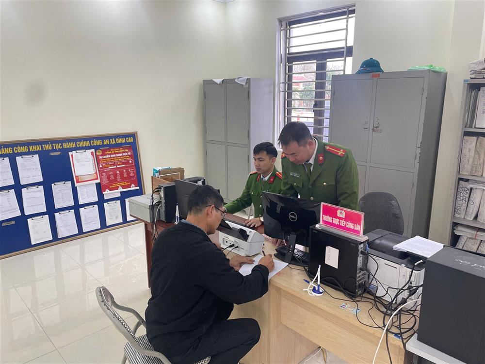 Công an xã Đình Cao, huyện Phù Cừ hướng dẫn người dân thực hiện thủ tục hành chính tại Công an xã.