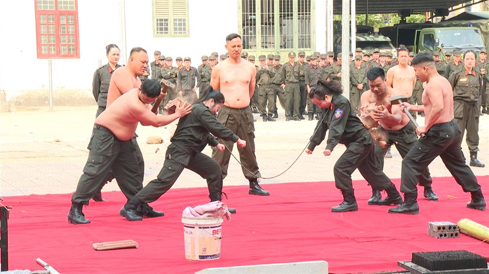 cán bộ, chiến sĩ Phòng Cảnh sát cơ động đã tổ chức đồng diễn kỹ thuật, chiến thuật, biểu diễn kỹ thuật khí công.
