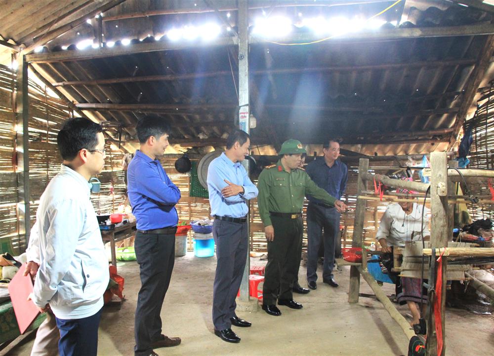 Đoàn công tác Bộ Công an khảo sát, hỗ trợ kinh phí triển khai xóa nhà tạm, nhà dột nát tại huyện Tam Đường.