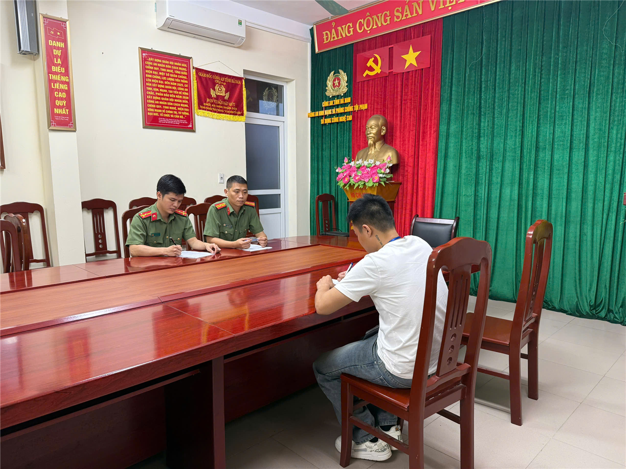 Cán bộ Công an làm việc với chủ tài khoản facebook.
