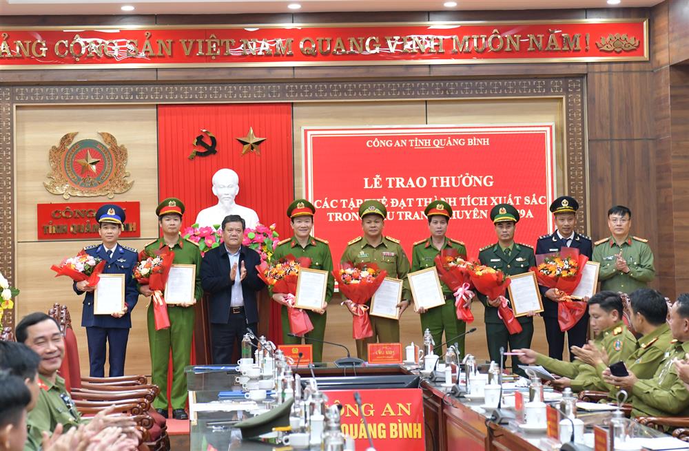 Đồng chí Trần Phong, Chủ tịch UBND tỉnh Quảng Bình và Đại tá Nguyễn Thanh Liêm, Giám đốc Công an tỉnh Quảng Bình trao thưởng cho Ban chuyên án.