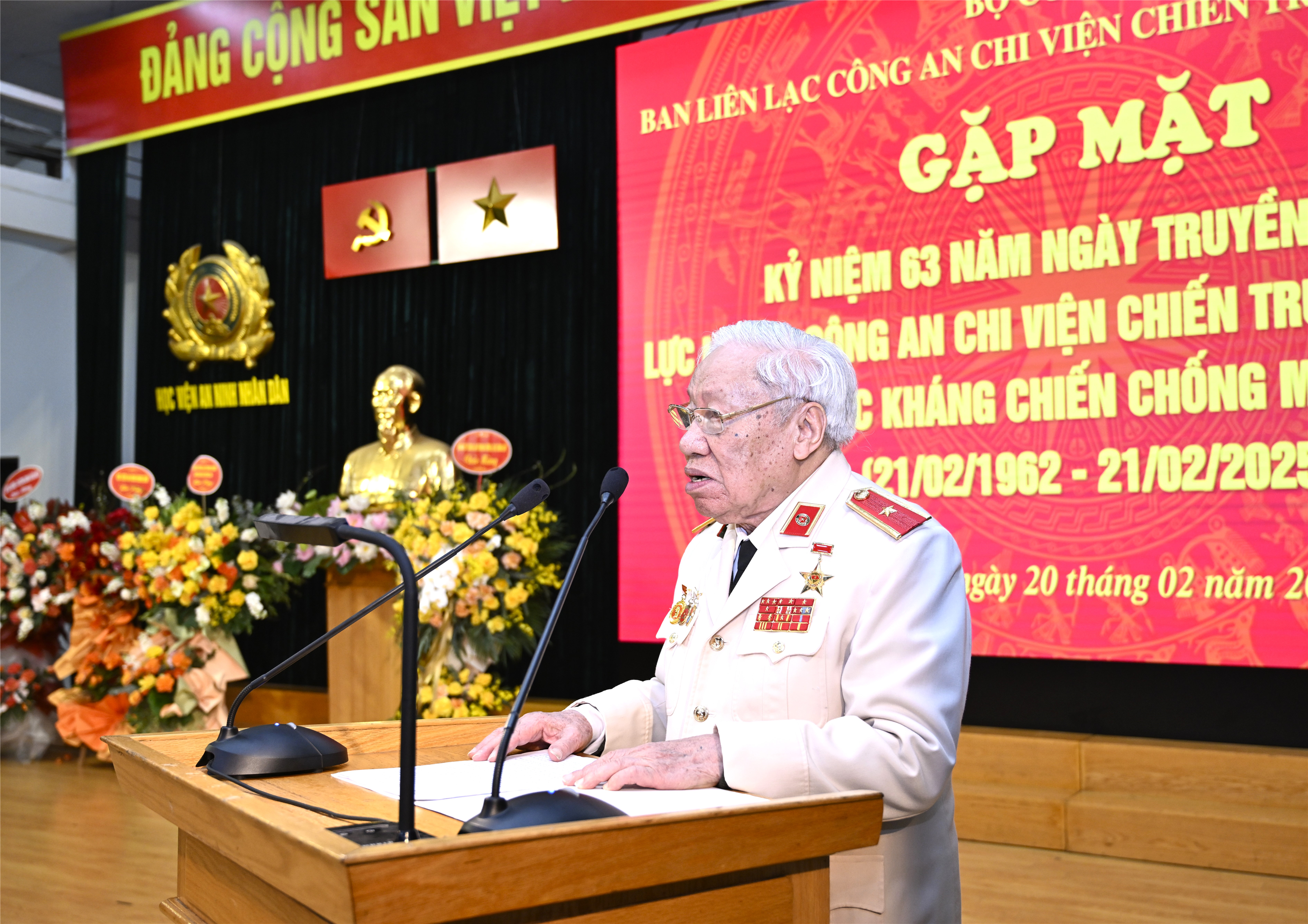 Thiếu tướng Phan Văn Lai trình bày báo cáo lịch sử ngày truyền thống.
