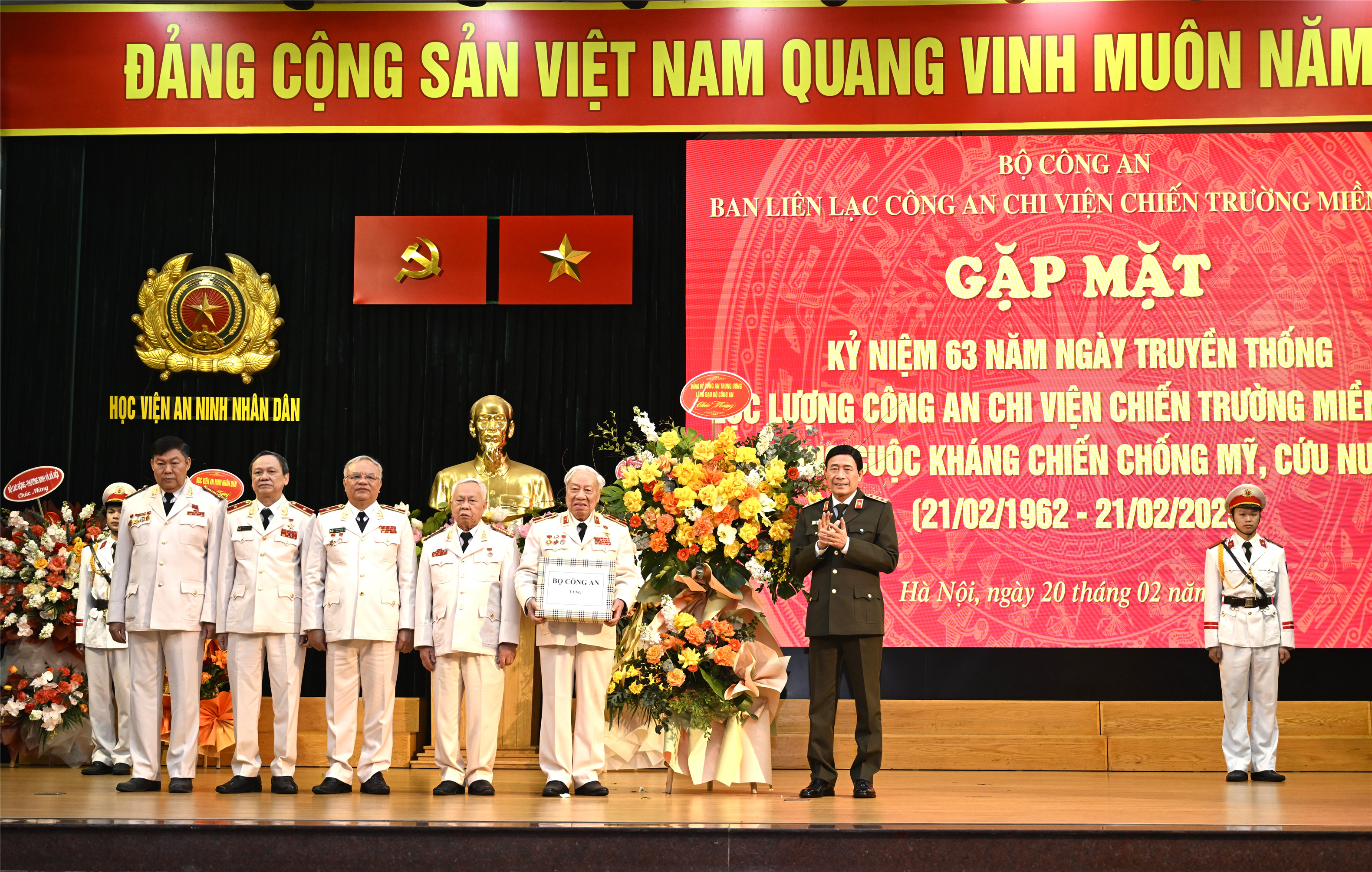 Thứ trưởng Lê Quốc Hùng tặng hoa, tặng quà lực lượng Công an chi viện chiến trường miền Nam.