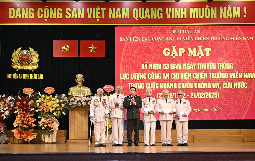 Thứ trưởng Lê Quốc Hùng trao quà mừng thọ tặng các hội viên của Ban Liên lạc.