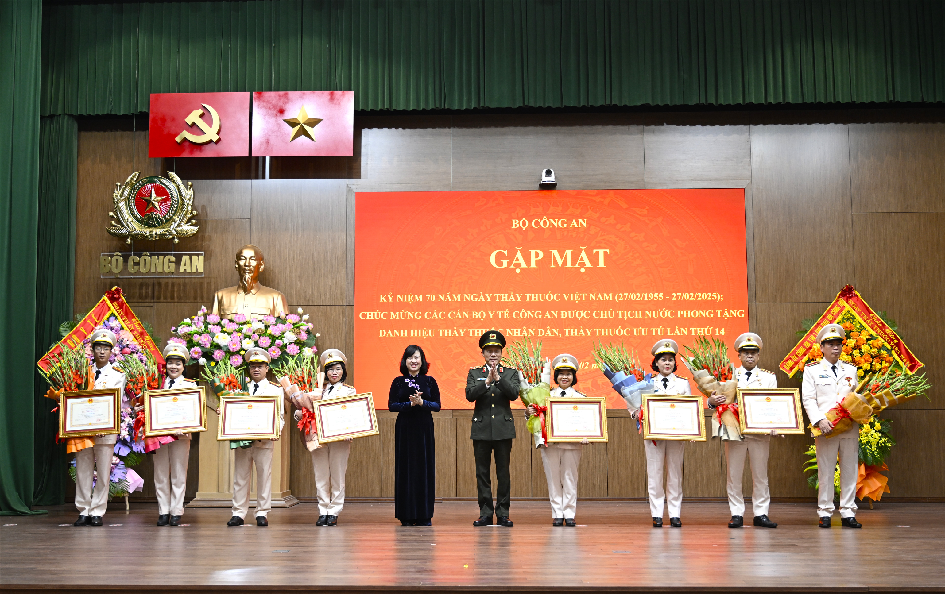 thừa uỷ quyền, Bộ trưởng Lương Tam Quang và Bộ trưởng Đào Hồng Lan trao Quyết định của Chủ tịch nước phong tặng danh hiệu Thầy thuốc Ưu tú và tặng hoa chúc mừng các đồng chí thuộc cơ sở y tế CAND; tặng hoa chúc mừng Thiếu tướng Phạm Bá Tuyến, Giám đốc Bệnh viện Y học cổ truyền vinh dự được Chủ tịch nước phong tặng danh hiệu Thầy thuốc Nhân dân.