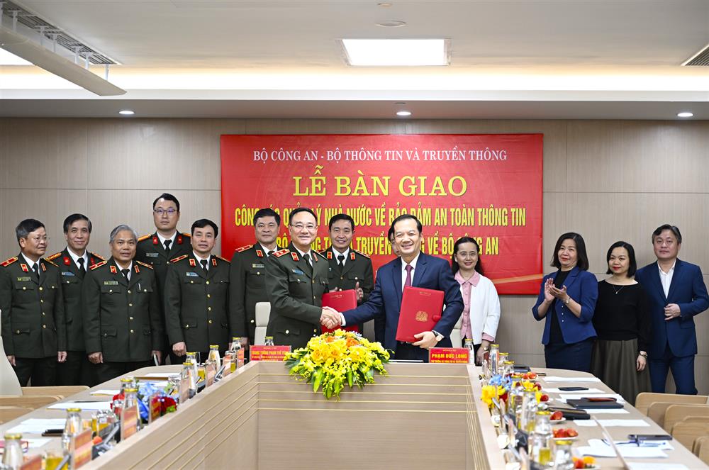 Thứ trưởng Phạm Thế Tùng và Thứ trưởng Phạm Đức Long đã ký kết Biên bản bàn giao chức năng an toàn thông tin giữa Bộ Công an và Bộ Thông tin và Truyền thông.