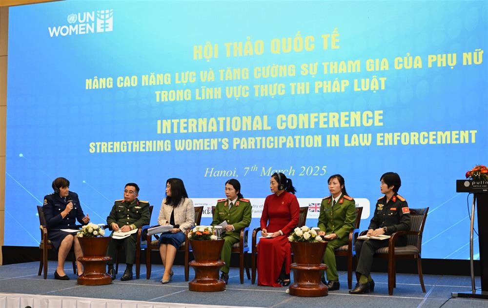 Các đại biểu trao đổi tọa đàm trực tiếp tại Hội thảo.