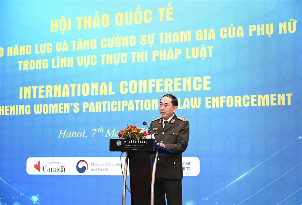 Thứ trưởng Trần Quốc Tỏ phát biểu tại Hội thảo.