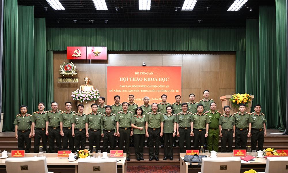 Các đại biểu dự Hội thảo.