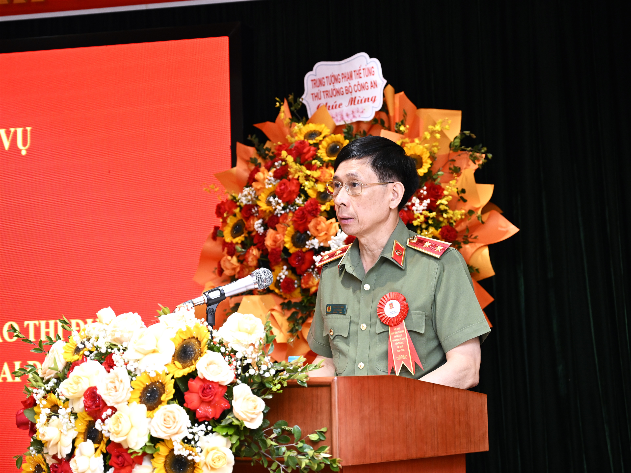 Trung tướng Trần Việt Kiều, Cục trưởng Cục Kỹ thuật nghiệp vụ chủ trì hội nghị.