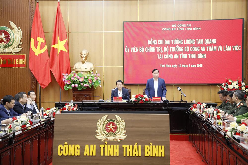 Bí thư Tỉnh ủy Nguyễn Khắc Thận phát biểu tại buổi làm việc.