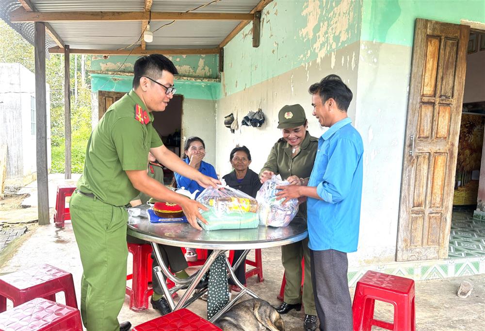 Thượng úy Hồ Đạo cùng các lực lượng thăm tặng quà người có uy tín trong đồng bào dân tộc thiểu số.