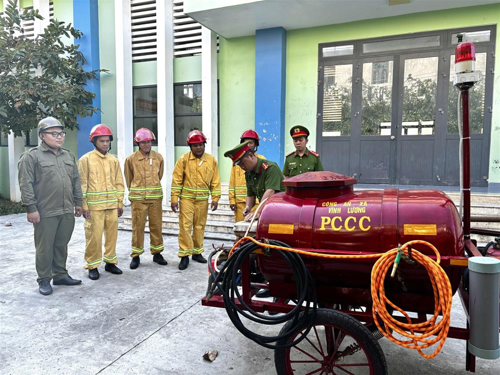 Công an xã Vĩnh Lương hướng dẫn cho lực lượng PCCC cơ sở cách sử dụng xe chữa cháy lưu động.
