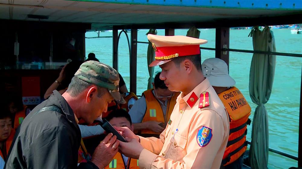 Cảnh sát giao thông kiểm tra nồng độ cồn của người điều khiển phương tiện giao thông đường thủy.