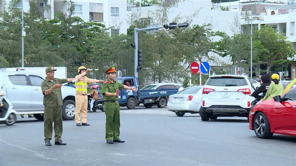 Lực lượng ANTT cơ sở phường Phước Hải, TP Nha Trang phối hợp điều tiết giao thông.