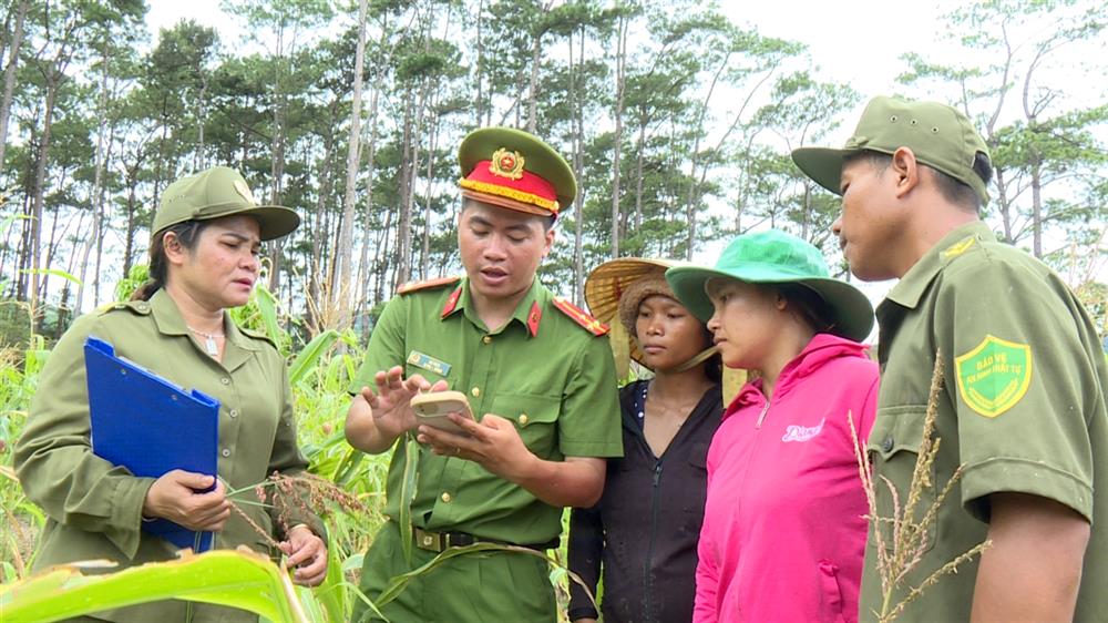Lực lượng ANTT cơ sở xã Ba Cụm Nam, huyện Khánh Sơn hỗ trợ tuyên truyền pháp luật cho bà con.