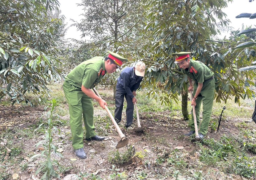 Về cơ sở, Thượng úy Hồ Đạo luôn thực hiện phương châm “3 cùng” với bà con.