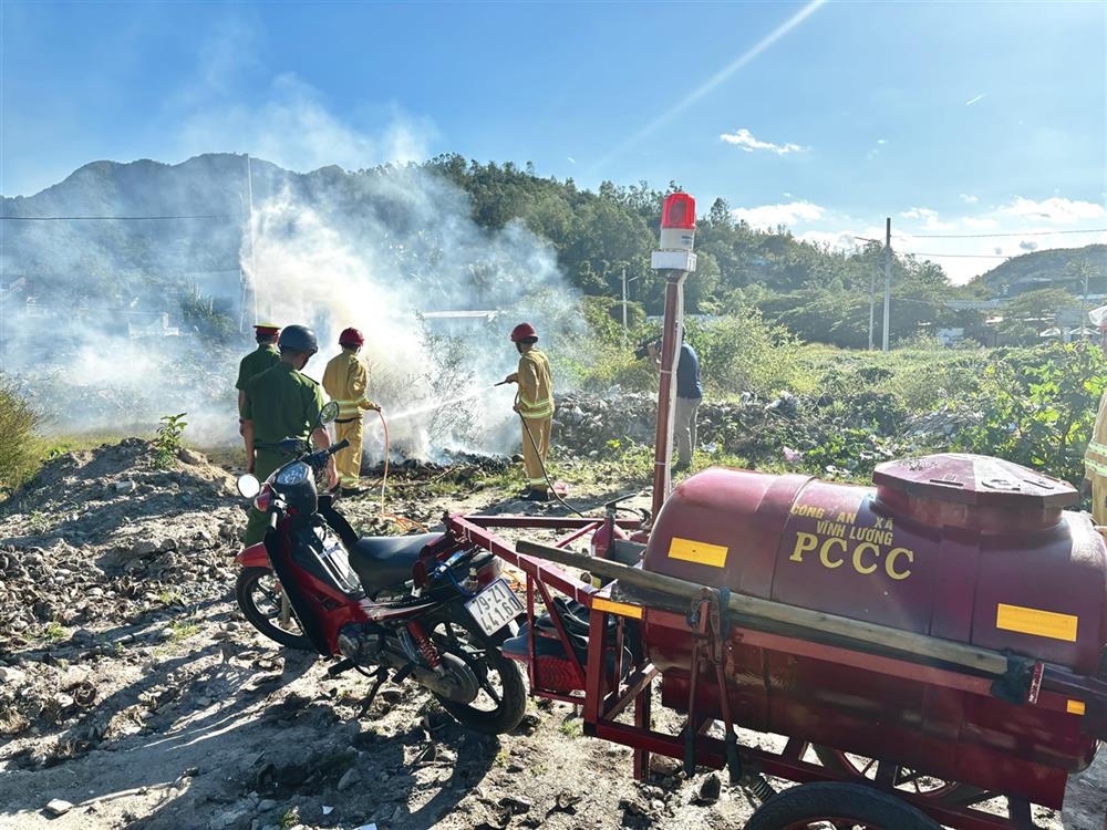 Đội PCCC xã Vĩnh Lương sử dụng xe chữa cháy lưu động dập tắt đám cháy tại một khu đất trống trên địa bàn.