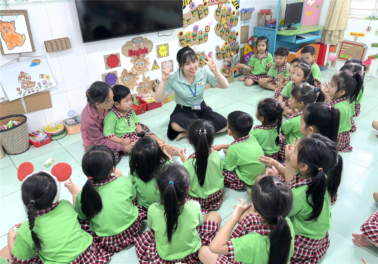 Từ sự hỗ trợ của Công an phường Ninh Đa, cháu bé Lucky được đến trường cùng bạn bè.