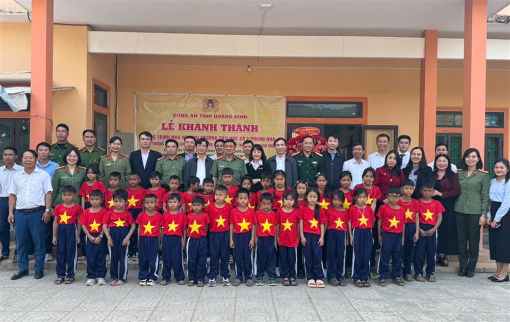 Các đại biểu và cô, trò chụp ảnh tại buổi lễ bàn giao công trình nhà nội trú.