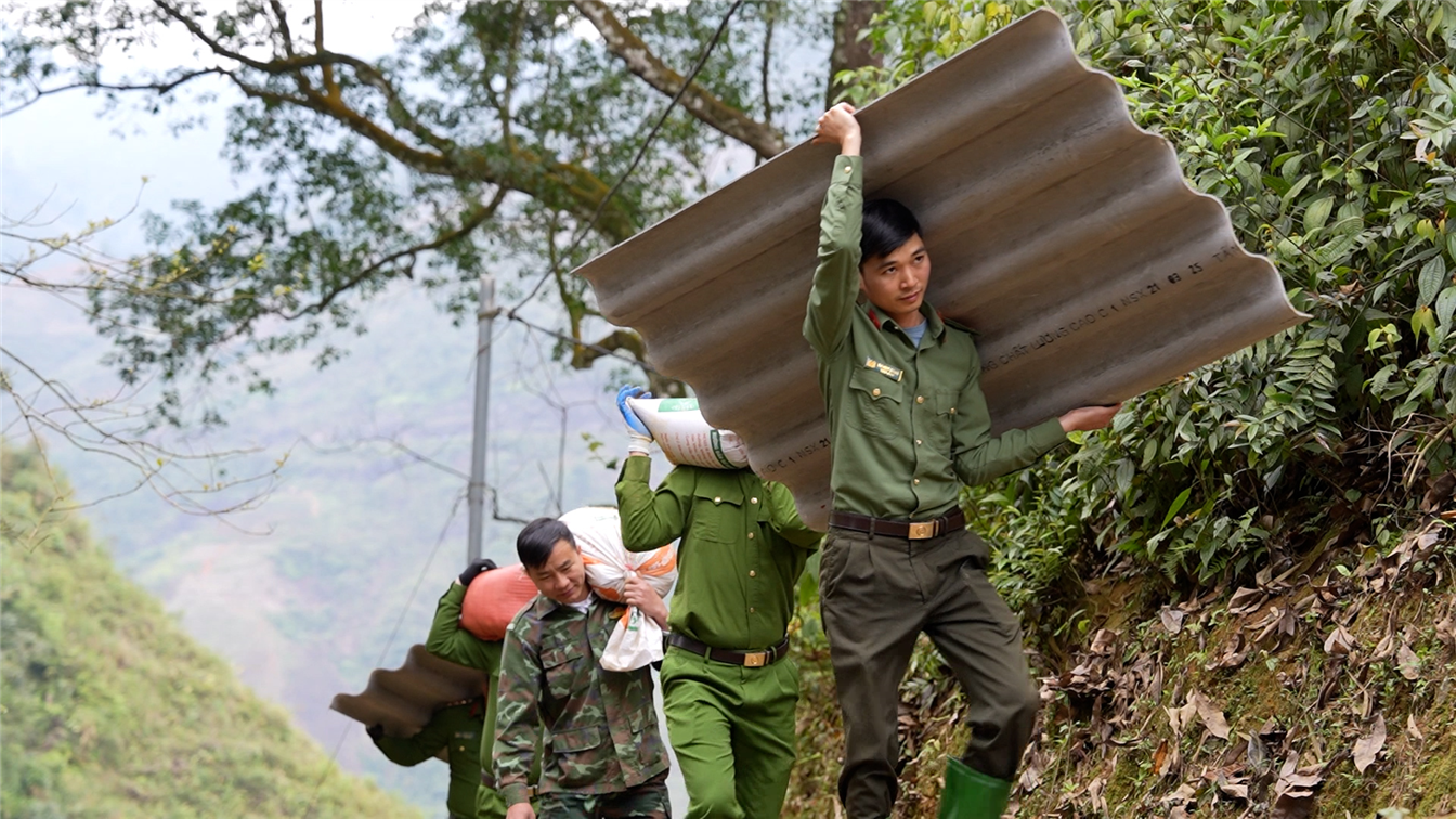 Công an xã Túc Đán, huyện Trạm Tấu, tỉnh Yên Bái giúp bà con “cõng” vật liệu lên núi làm nhà.