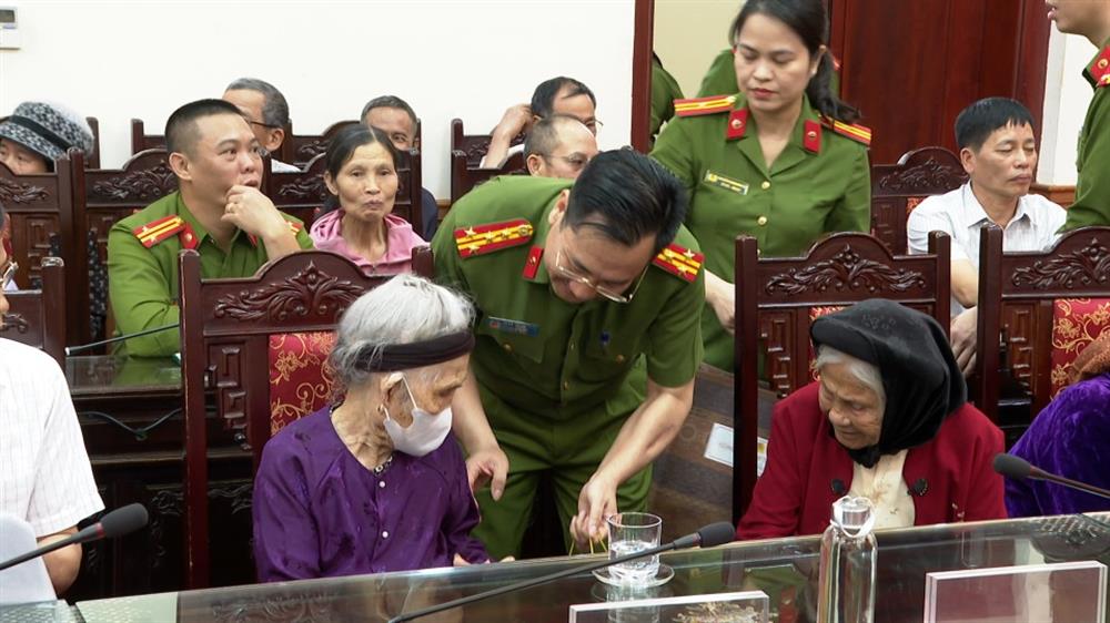 Đồng chí Đại tá Trần Xuân Ánh - Ủy viên Ban Thường vụ Tỉnh ủy, Giám đốc Công an tỉnh, đồng chí Đại tá Phạm Thanh Tiến - Phó Giám đốc Công an tỉnh thăm hỏi và trao quà tặng các mẹ liệt sĩ chưa xác định được danh tính.