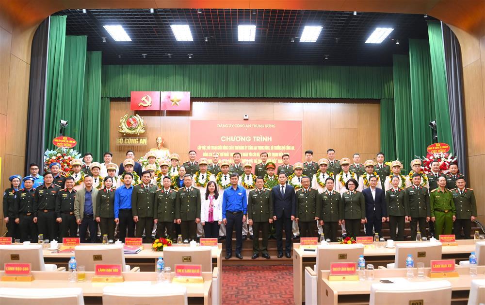 Bộ trưởng Lương Tam Quang cùng các đại biểu dự chương trình đối thoại.